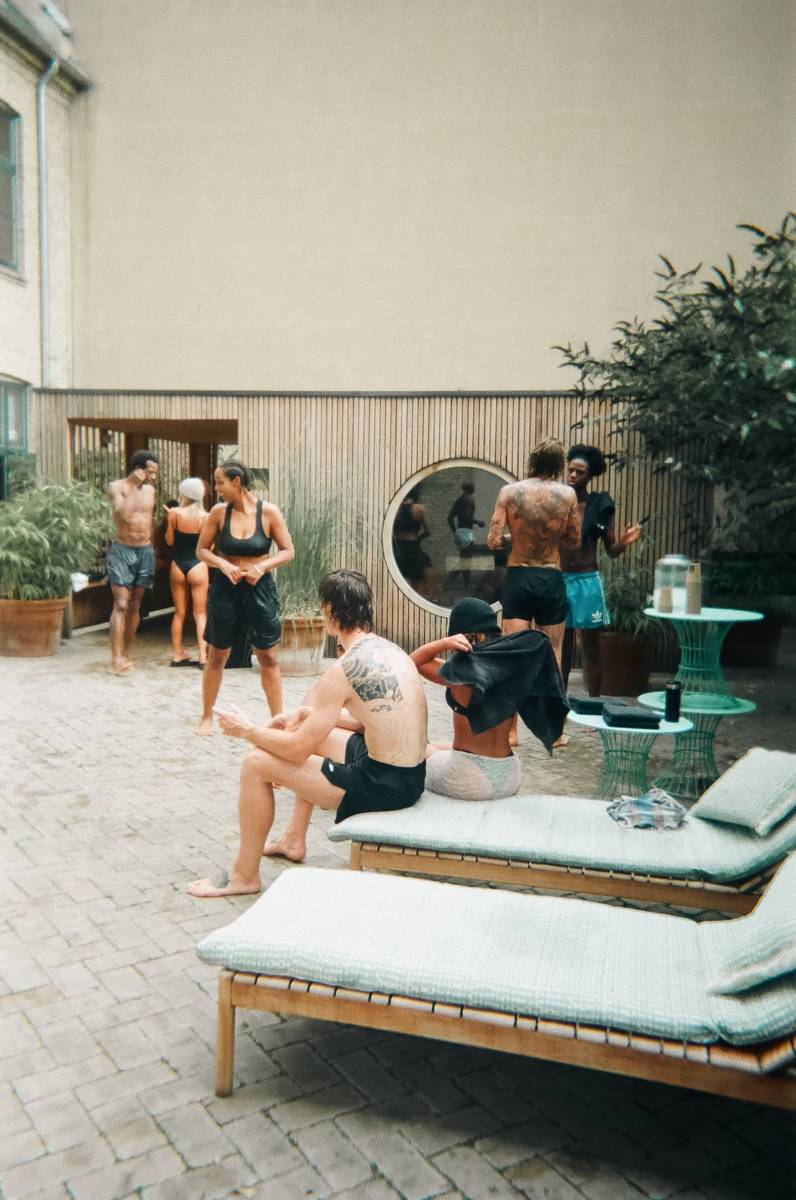 Members relaxing in the hotel courtyard between sauna rounds